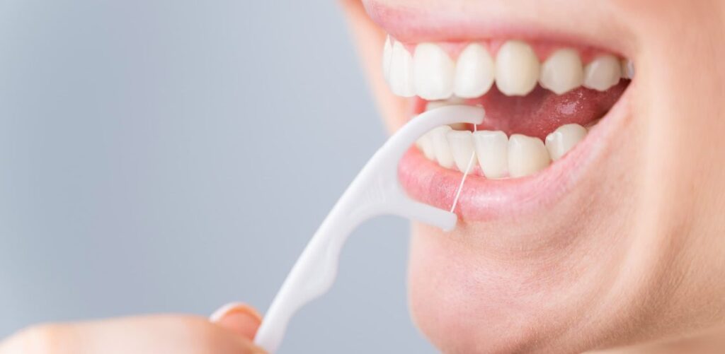 dental floss How to Use Dental Floss and What Is It Used For? · Livera Dental Clinic Florya Istanbul