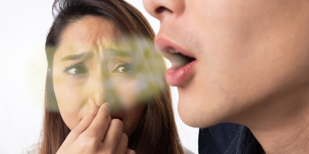 Почему возникает неприятный запах изо рта? Как его можно контролировать? · Livera Dental Clinic Флория Стамбул
