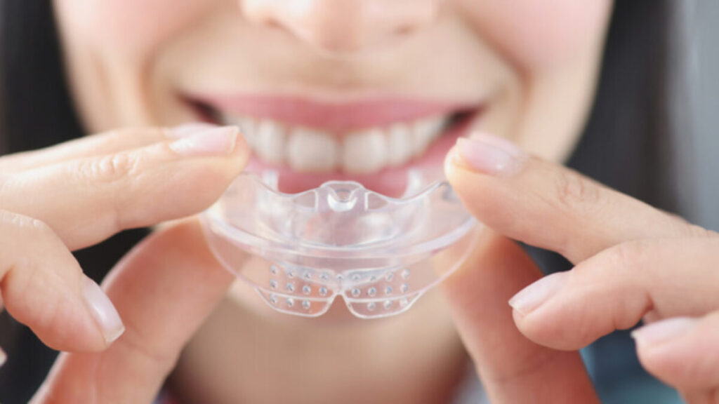 Как придать форму защитной капе для рта с помощью кипятка? · Livera Dental Clinic Флория Стамбул
