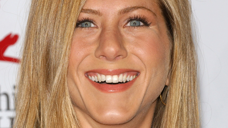 Jennifer Aniston Dişleri: İkonik Gülüşün Ardındaki Sır · Livera Dental Clinic Florya İstanbul
