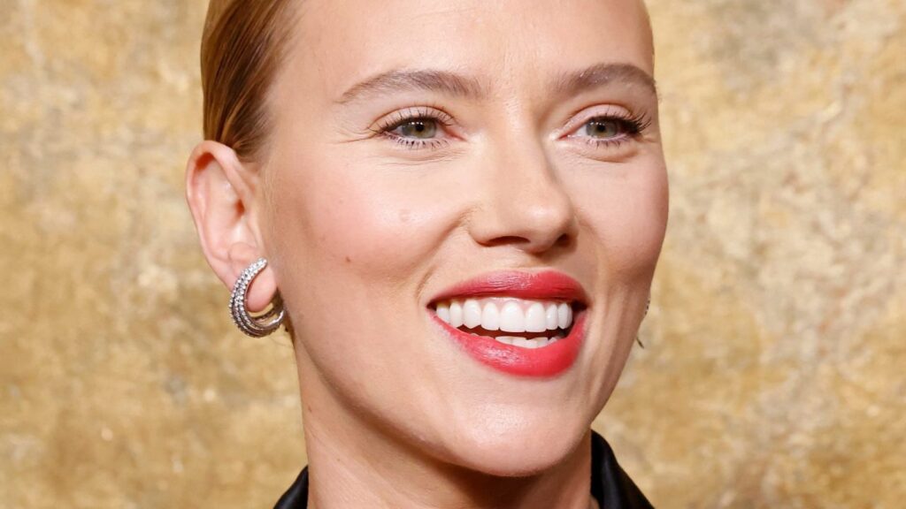Scarlett Johansson Dişleri: Bir Yıldızın Efsanevi Gülümsemesinin Arkasındaki Sırlar · Livera Dental Clinic Florya İstanbul